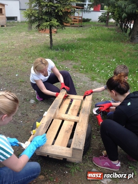 Zdjęcie w galerii na portalu naszraciborz.pl: Rodzicielska ekoakcja dla szkoły na Ostrogu wiadomości z regionu