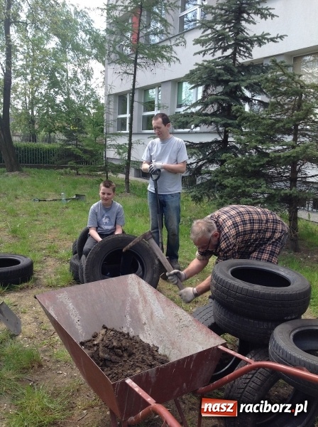 Zdjęcie w galerii na portalu naszraciborz.pl: Rodzicielska ekoakcja dla szkoły na Ostrogu wiadomości z regionu