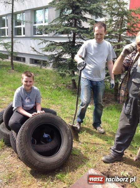 Zdjęcie w galerii na portalu naszraciborz.pl: Rodzicielska ekoakcja dla szkoły na Ostrogu wiadomości z regionu