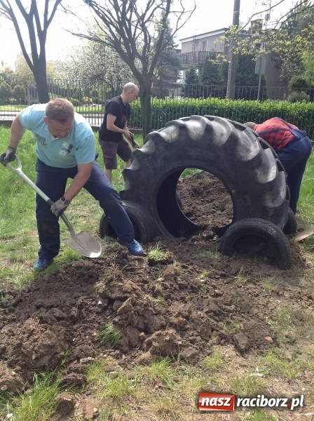 Zdjęcie w galerii na portalu naszraciborz.pl: Rodzicielska ekoakcja dla szkoły na Ostrogu wiadomości z regionu