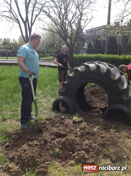 Zdjęcie w galerii na portalu naszraciborz.pl: Rodzicielska ekoakcja dla szkoły na Ostrogu wiadomości z regionu