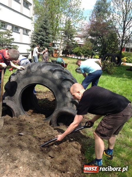 Zdjęcie w galerii na portalu naszraciborz.pl: Rodzicielska ekoakcja dla szkoły na Ostrogu wiadomości z regionu