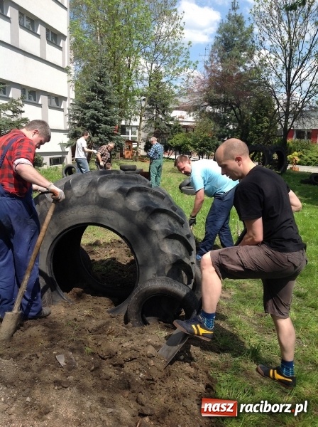 Zdjęcie w galerii na portalu naszraciborz.pl: Rodzicielska ekoakcja dla szkoły na Ostrogu wiadomości z regionu