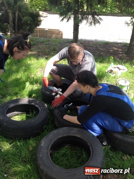 Zdjęcie w galerii na portalu naszraciborz.pl: Rodzicielska ekoakcja dla szkoły na Ostrogu wiadomości z regionu