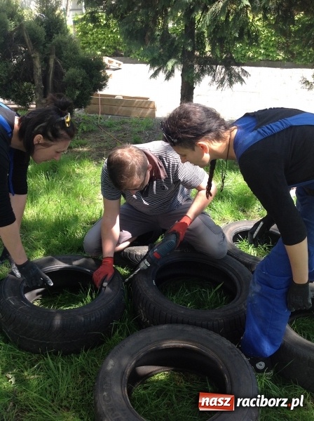 Zdjęcie w galerii na portalu naszraciborz.pl: Rodzicielska ekoakcja dla szkoły na Ostrogu wiadomości z regionu