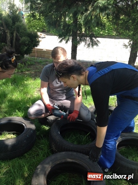 Zdjęcie w galerii na portalu naszraciborz.pl: Rodzicielska ekoakcja dla szkoły na Ostrogu wiadomości z regionu