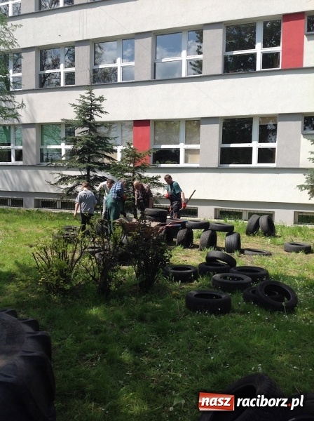 Zdjęcie w galerii na portalu naszraciborz.pl: Rodzicielska ekoakcja dla szkoły na Ostrogu wiadomości z regionu