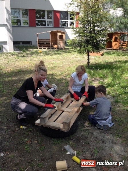 Zdjęcie w galerii na portalu naszraciborz.pl: Rodzicielska ekoakcja dla szkoły na Ostrogu wiadomości z regionu