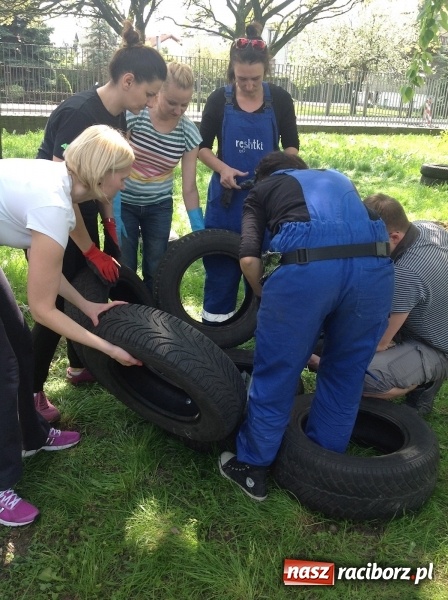 Zdjęcie w galerii na portalu naszraciborz.pl: Rodzicielska ekoakcja dla szkoły na Ostrogu wiadomości z regionu