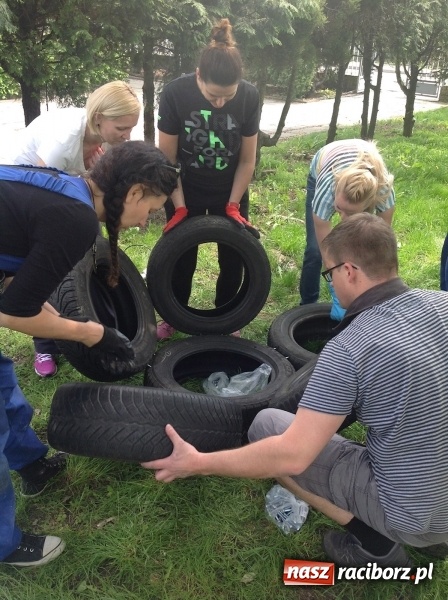 Zdjęcie w galerii na portalu naszraciborz.pl: Rodzicielska ekoakcja dla szkoły na Ostrogu wiadomości z regionu