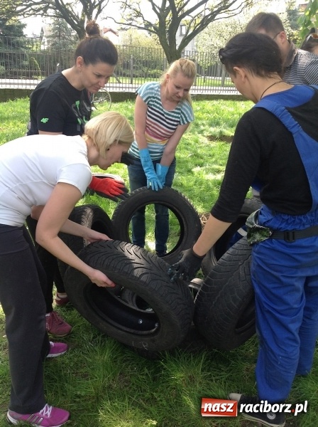 Zdjęcie w galerii na portalu naszraciborz.pl: Rodzicielska ekoakcja dla szkoły na Ostrogu wiadomości z regionu