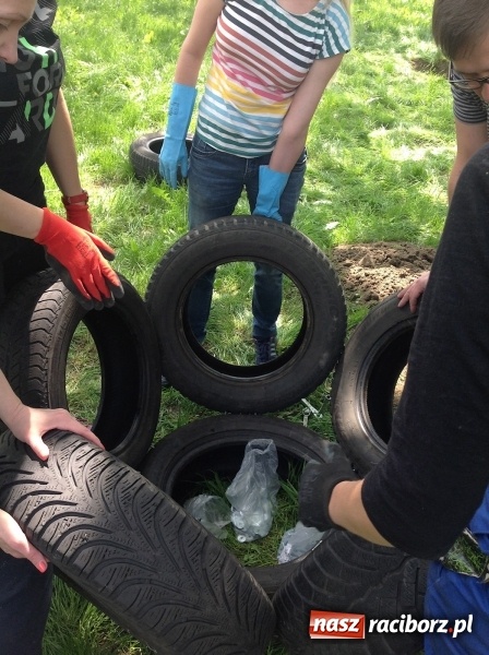 Zdjęcie w galerii na portalu naszraciborz.pl: Rodzicielska ekoakcja dla szkoły na Ostrogu wiadomości z regionu