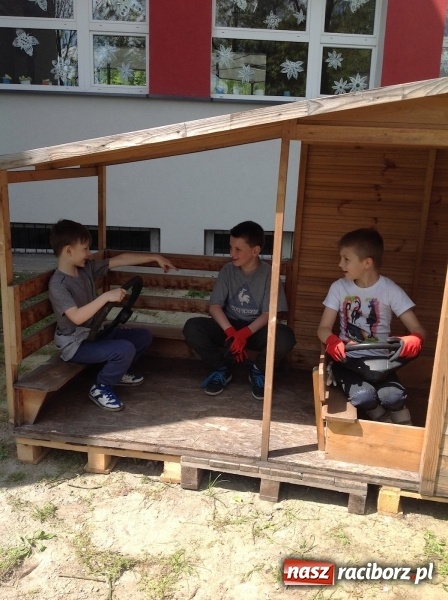 Zdjęcie w galerii na portalu naszraciborz.pl: Rodzicielska ekoakcja dla szkoły na Ostrogu wiadomości z regionu