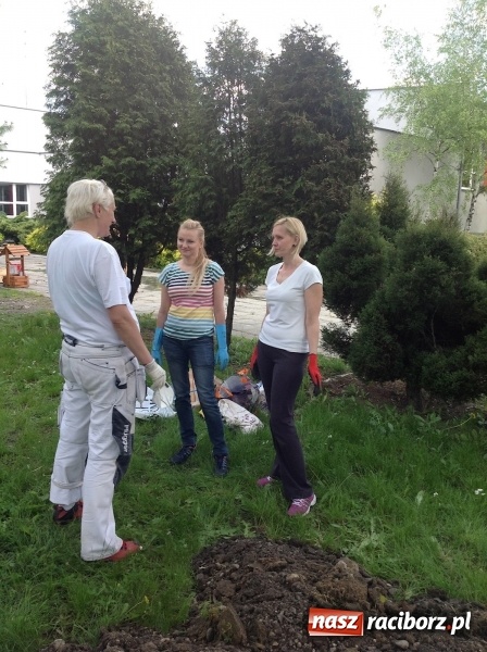 Zdjęcie w galerii na portalu naszraciborz.pl: Rodzicielska ekoakcja dla szkoły na Ostrogu wiadomości z regionu