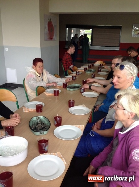 Zdjęcie w galerii na portalu naszraciborz.pl: Rodzicielska ekoakcja dla szkoły na Ostrogu wiadomości z regionu