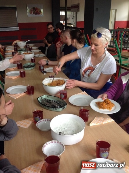 Zdjęcie w galerii na portalu naszraciborz.pl: Rodzicielska ekoakcja dla szkoły na Ostrogu wiadomości z regionu