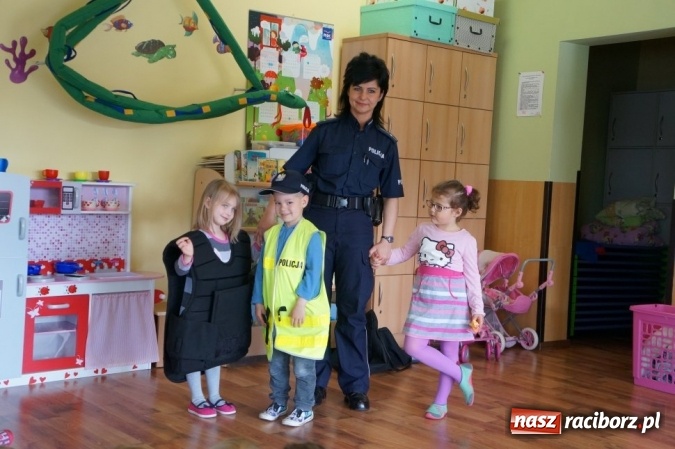 Zdjęcie w galerii na portalu naszraciborz.pl: Spotkania policjantów z przedszkolakami  wiadomości z regionu