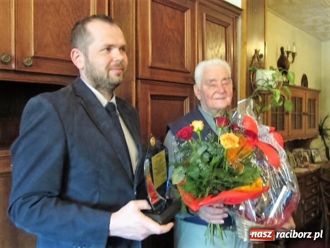 Zdjęcie w galerii na portalu naszraciborz.pl: Burmistrz Krzanowic z gratulacjami u zasłużonego strażaka  wiadomości z regionu