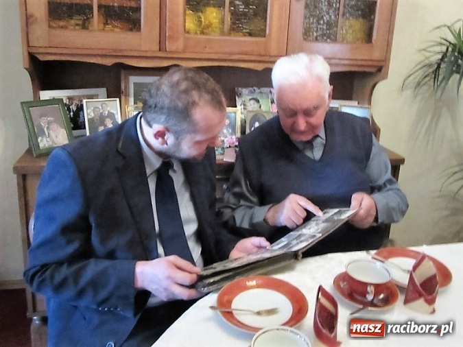 Zdjęcie w galerii na portalu naszraciborz.pl: Burmistrz Krzanowic z gratulacjami u zasłużonego strażaka  wiadomości z regionu