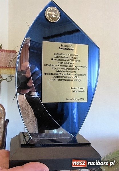 Zdjęcie w galerii na portalu naszraciborz.pl: Burmistrz Krzanowic z gratulacjami u zasłużonego strażaka  wiadomości z regionu