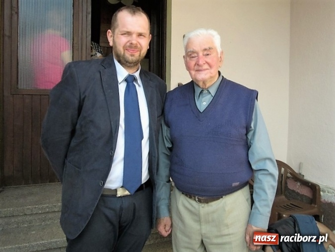 Zdjęcie w galerii na portalu naszraciborz.pl: Burmistrz Krzanowic z gratulacjami u zasłużonego strażaka  wiadomości z regionu