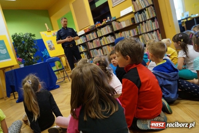 Zdjęcie w galerii na portalu naszraciborz.pl: Julka z Nędzy przez ulicę przechodzi raźnym krokiem. Skąd to zna? wiadomości z regionu