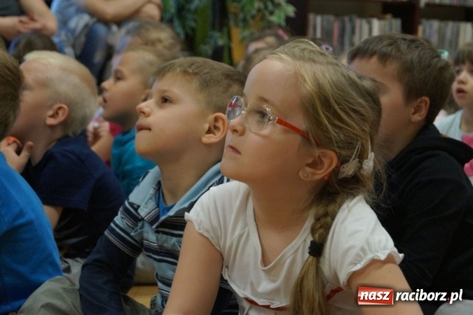 Zdjęcie w galerii na portalu naszraciborz.pl: Julka z Nędzy przez ulicę przechodzi raźnym krokiem. Skąd to zna? wiadomości z regionu