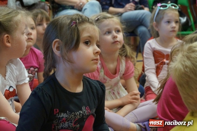 Zdjęcie w galerii na portalu naszraciborz.pl: Julka z Nędzy przez ulicę przechodzi raźnym krokiem. Skąd to zna? wiadomości z regionu