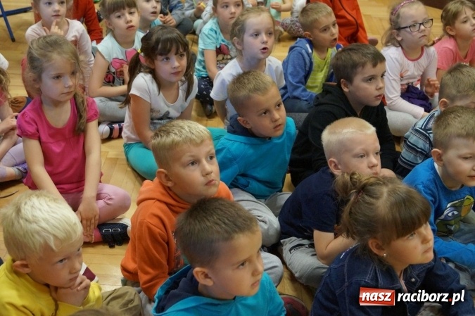 Zdjęcie w galerii na portalu naszraciborz.pl: Julka z Nędzy przez ulicę przechodzi raźnym krokiem. Skąd to zna? wiadomości z regionu