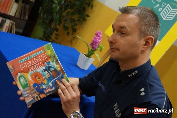 Zdjęcie w galerii na portalu naszraciborz.pl: Julka z Nędzy przez ulicę przechodzi raźnym krokiem. Skąd to zna? wiadomości z regionu