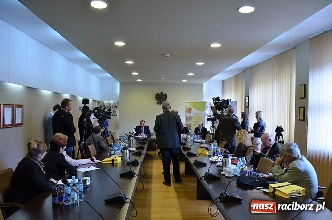 Zdjęcie w galerii na portalu naszraciborz.pl: Podpisano umowę o współpracy Funduszu z GIG  wiadomości z regionu