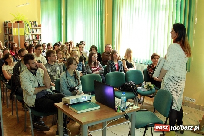 Zdjęcie w galerii na portalu naszraciborz.pl: Biblioteka raciborskiej uczelni inspiruje - spotkanie z absolwentką Agnieszką Gogolewską wiadomości z regionu