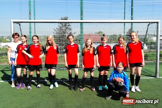 Zdjęcie w galerii na portalu naszraciborz.pl: Turniej piłki nożnej w Pietrowicach Wielkich. Piłkarki Rudnika na najwyższym stopniu podium wiadomości z regionu