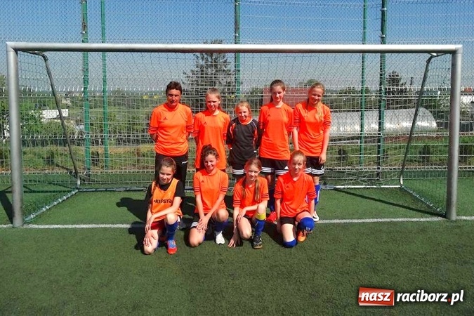 Zdjęcie w galerii na portalu naszraciborz.pl: Turniej piłki nożnej w Pietrowicach Wielkich. Piłkarki Rudnika na najwyższym stopniu podium wiadomości z regionu