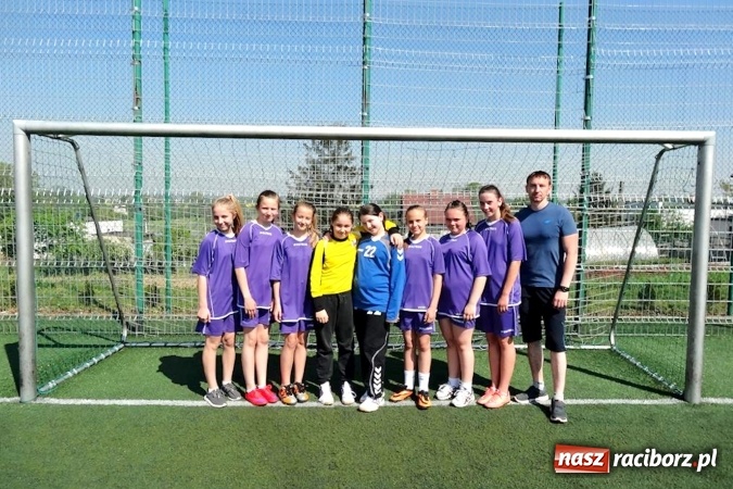 Zdjęcie w galerii na portalu naszraciborz.pl: Turniej piłki nożnej w Pietrowicach Wielkich. Piłkarki Rudnika na najwyższym stopniu podium wiadomości z regionu