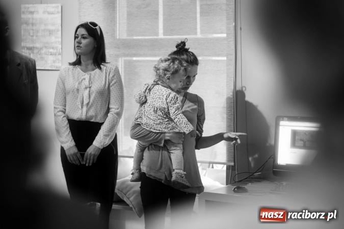 Zdjęcie w galerii na portalu naszraciborz.pl: Pociągi pod specjalnym nadzorem - grafiki dr Karoliny Stanieczek w Galerii OBOK  wiadomości z regionu