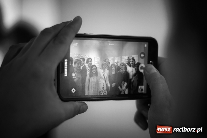 Zdjęcie w galerii na portalu naszraciborz.pl: Pociągi pod specjalnym nadzorem - grafiki dr Karoliny Stanieczek w Galerii OBOK  wiadomości z regionu