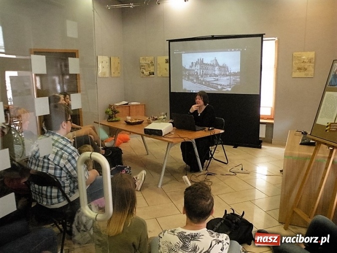 Zdjęcie w galerii na portalu naszraciborz.pl: Lekcja o pałacach Górnego Śląska dla uczniów Liceum Plastycznego wiadomości z regionu
