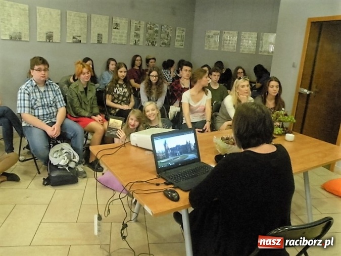 Zdjęcie w galerii na portalu naszraciborz.pl: Lekcja o pałacach Górnego Śląska dla uczniów Liceum Plastycznego wiadomości z regionu