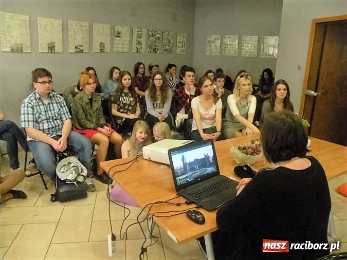 Zdjęcie w galerii na portalu naszraciborz.pl: Lekcja o pałacach Górnego Śląska dla uczniów Liceum Plastycznego wiadomości z regionu