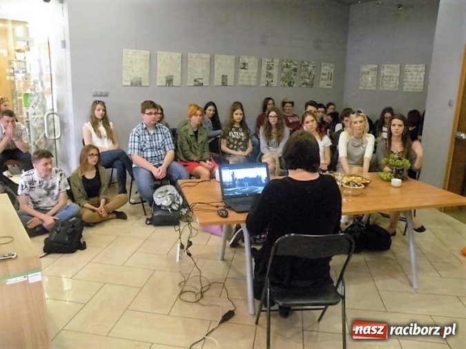 Zdjęcie w galerii na portalu naszraciborz.pl: Lekcja o pałacach Górnego Śląska dla uczniów Liceum Plastycznego wiadomości z regionu