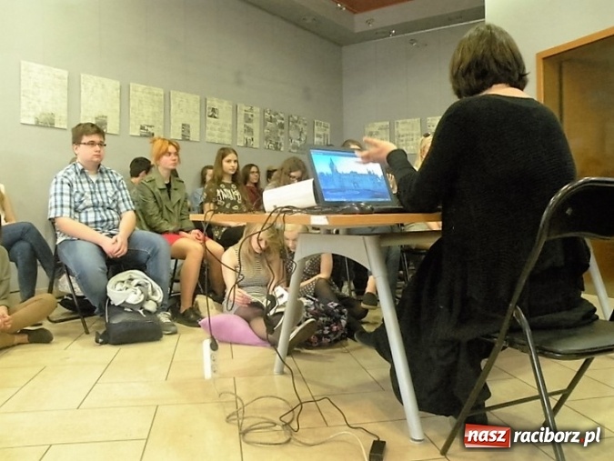 Zdjęcie w galerii na portalu naszraciborz.pl: Lekcja o pałacach Górnego Śląska dla uczniów Liceum Plastycznego wiadomości z regionu