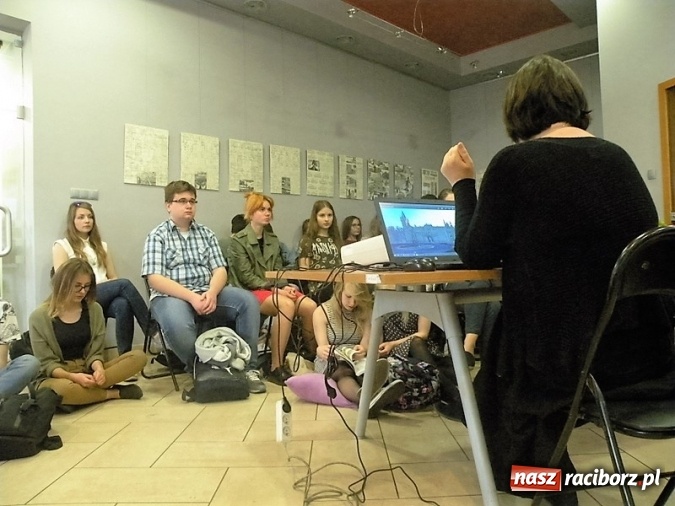 Zdjęcie w galerii na portalu naszraciborz.pl: Lekcja o pałacach Górnego Śląska dla uczniów Liceum Plastycznego wiadomości z regionu