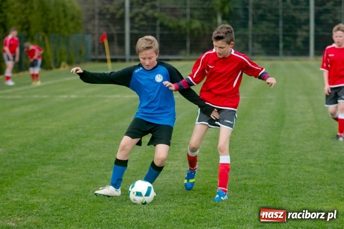 Zdjęcie w galerii na portalu naszraciborz.pl: Młodziki: Emocjonujące spotkanie w Markowicach zakończone podziałem punktów wiadomości z regionu