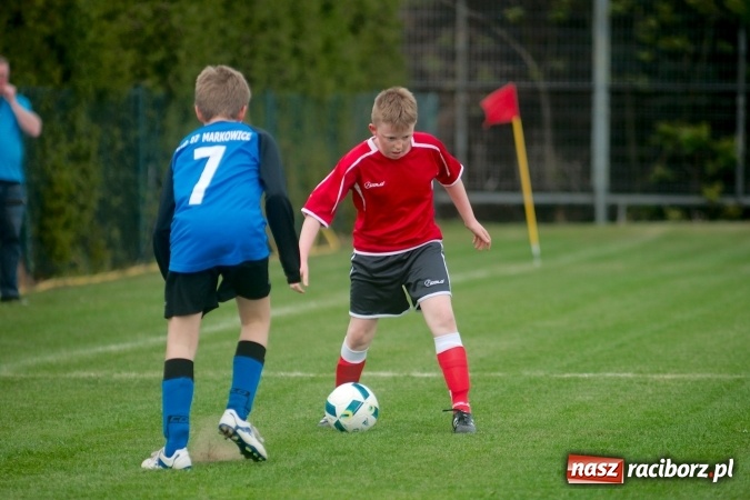 Zdjęcie w galerii na portalu naszraciborz.pl: Młodziki: Emocjonujące spotkanie w Markowicach zakończone podziałem punktów wiadomości z regionu