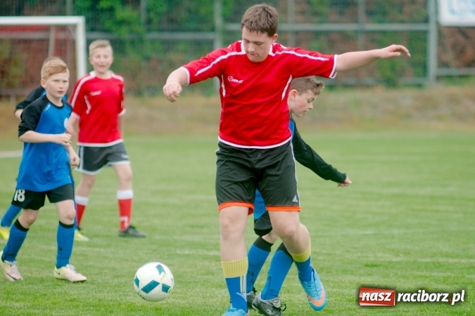 Zdjęcie w galerii na portalu naszraciborz.pl: Młodziki: Emocjonujące spotkanie w Markowicach zakończone podziałem punktów wiadomości z regionu
