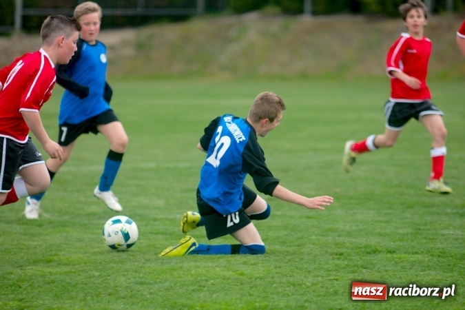 Zdjęcie w galerii na portalu naszraciborz.pl: Młodziki: Emocjonujące spotkanie w Markowicach zakończone podziałem punktów wiadomości z regionu