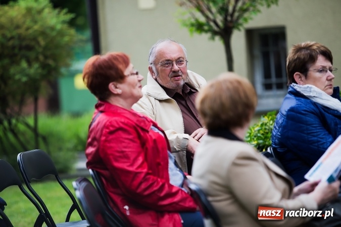 Zdjęcie w galerii na portalu naszraciborz.pl: Szalone Lata Dwudzieste po raz drugi na schodach biblioteki wiadomości z regionu
