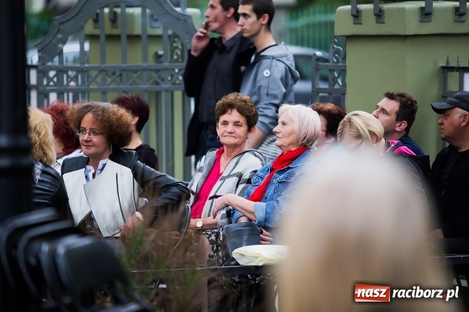 Zdjęcie w galerii na portalu naszraciborz.pl: Szalone Lata Dwudzieste po raz drugi na schodach biblioteki wiadomości z regionu