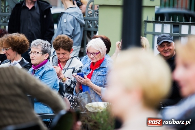Zdjęcie w galerii na portalu naszraciborz.pl: Szalone Lata Dwudzieste po raz drugi na schodach biblioteki wiadomości z regionu